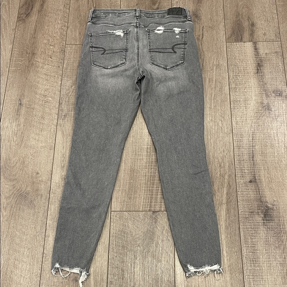 American Eagle Next Level Stretch  Distressed High Rise GrayJeans Size 6 - Picture 2 of 8